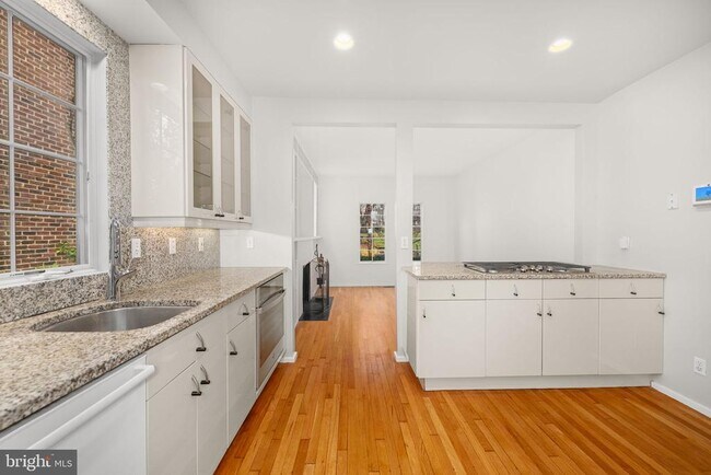 Building Photo - 4920 Butterworth Pl NW