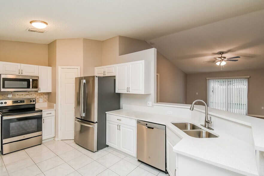 Building Photo - 84 Reeding Ridge Dr W