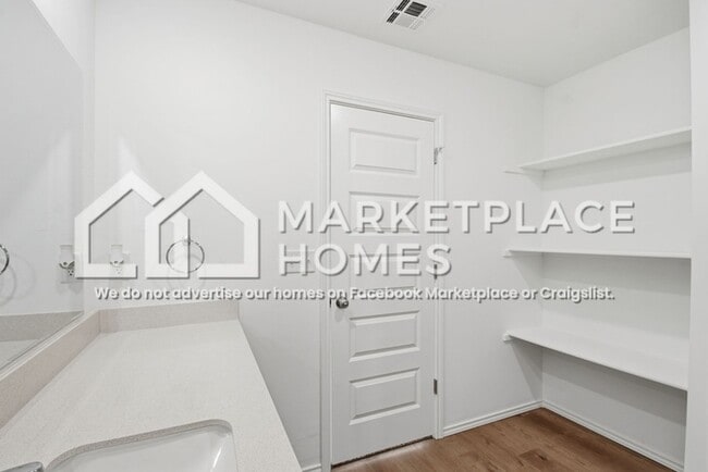 Building Photo - 800 NE 102nd Ter