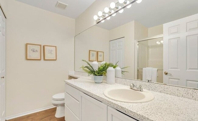 Building Photo - Spacious and Bright Home with 3 Bed and 2.5 Bath