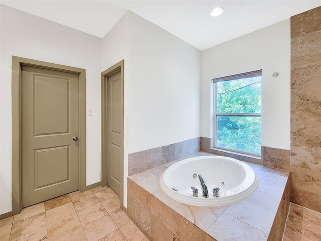 Building Photo - 321 E 20th St