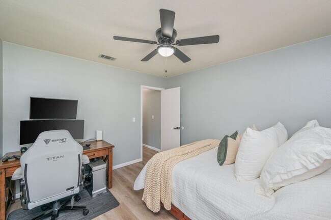 Building Photo - 512 Samana Way
