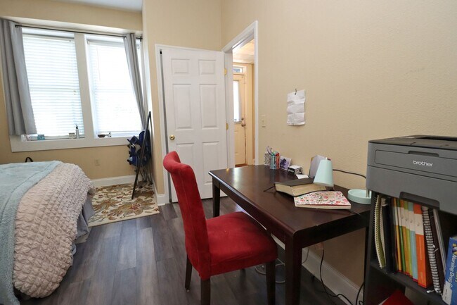 Building Photo - 4BR/2.5BA Urban Charm Meets Creative Energ...