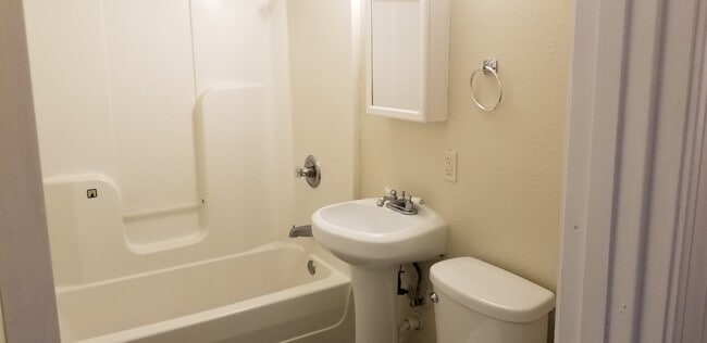 Building Photo - 925-927 Flood St