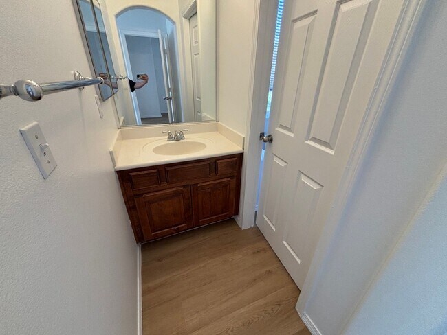 Building Photo - Charming 3-Bedroom Home with Modern Comfor...