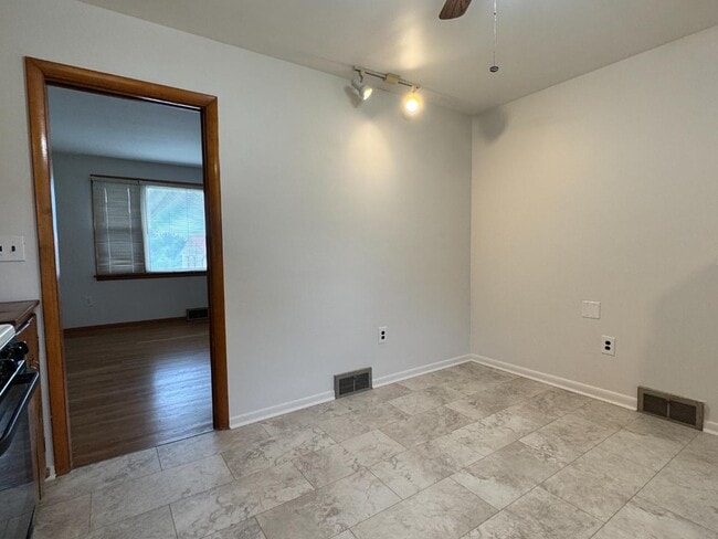 Building Photo - 321 Sharon Ln