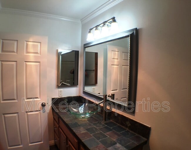 Building Photo - 1661 Bayview Heights Dr