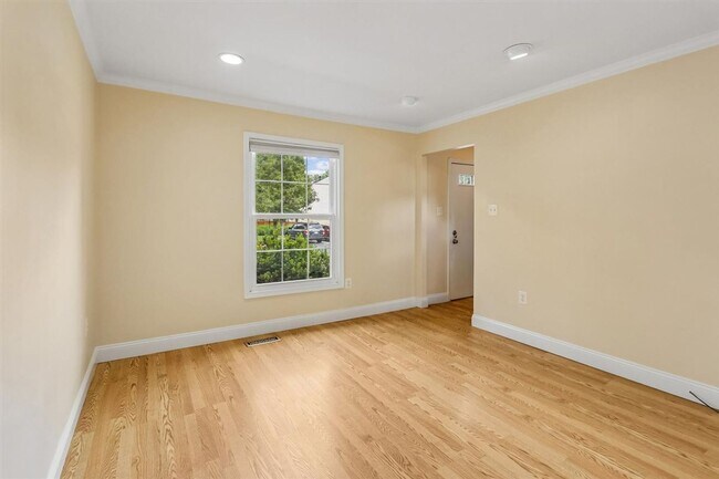 Building Photo - Lovely 2 BR Townhome off Wootton Parkway. Available NOW!