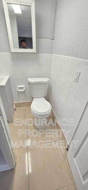 Building Photo - 809 W 5th St