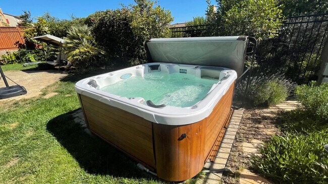 6 person Hot tub - 297 Drummond Dr