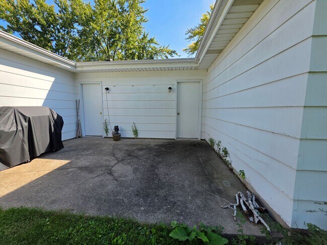 Building Photo - 1263-1265 Meadow Ln