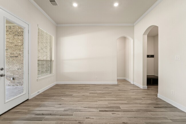 Building Photo - 9339 Fairfield Oaks Ln