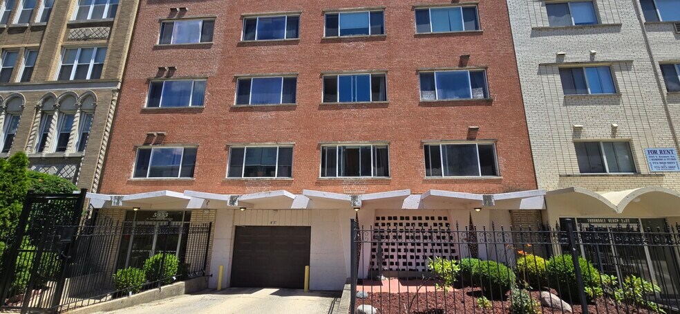 Building Photo - 5953 N Kenmore Ave
