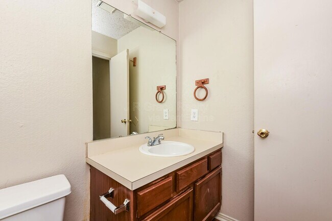 Building Photo - 5919 Shadydell Dr