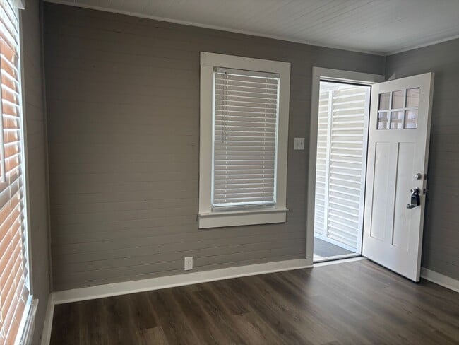 Building Photo - 1095