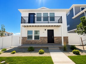 Building Photo - Brand New 2-bed 2-bath End Unit Townhome