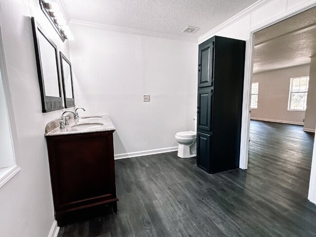 Building Photo - Spacious 4-Bed, 3-Bath Retreat on Greenhill Rd – 2000 Sq Ft of Charleston Charm!