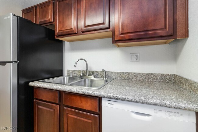 Building Photo - 5060 Indian River Dr