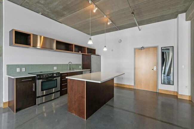 Building Photo - 345 N 6th Ave
