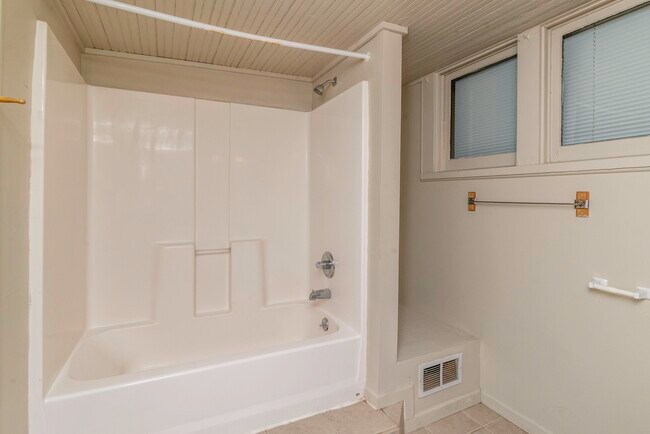 Building Photo - 831 Brookwood Pl