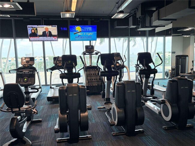 Building Photo - 601 NE 36th St