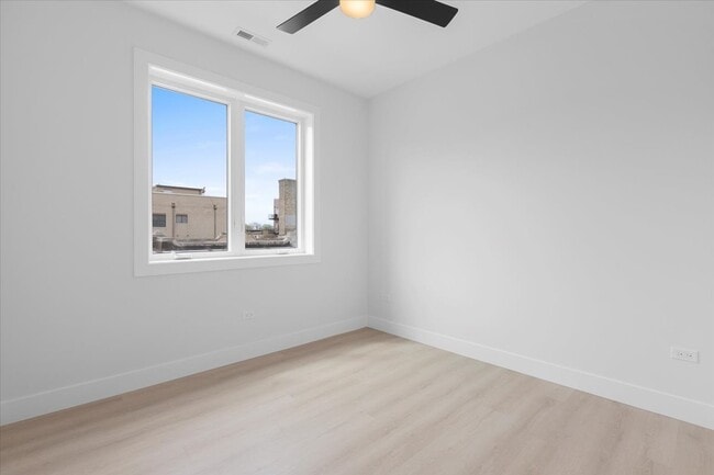Building Photo - 906 W Dakin St