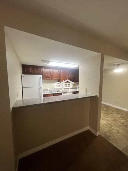Building Photo - 5026 River Glen Dr