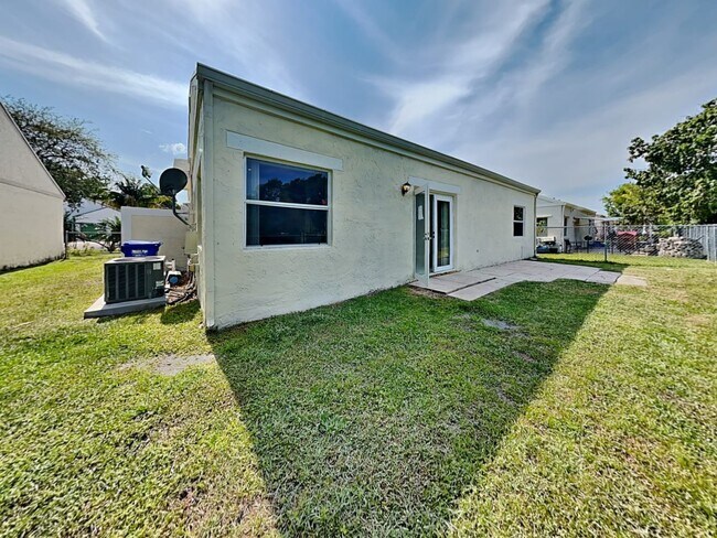 Building Photo - 1421 SW 85th Ave