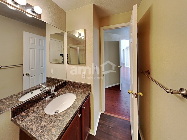 Building Photo - 13985 Elm St