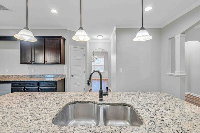 Building Photo - 601 Winfall Dr