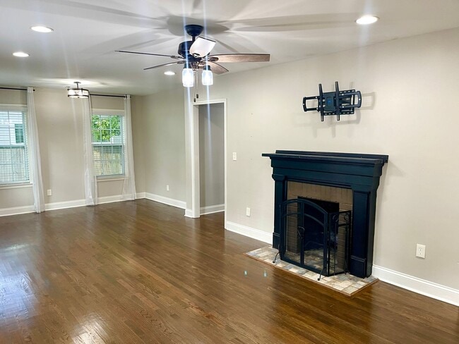 Building Photo - Welcome to this stunning 3-bedroom, 2-bath...