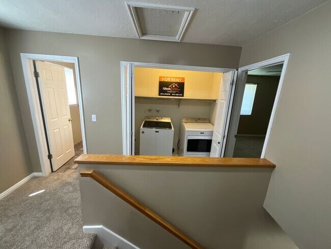 Building Photo - 3 bdrm 2 1/2 bath Townhome