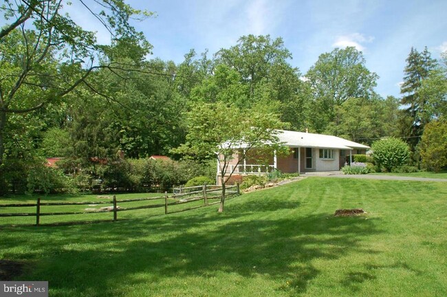 Building Photo - 4842 Randolph Dr