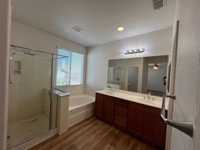Building Photo - 5 bedroom home located in Sylvan School District!