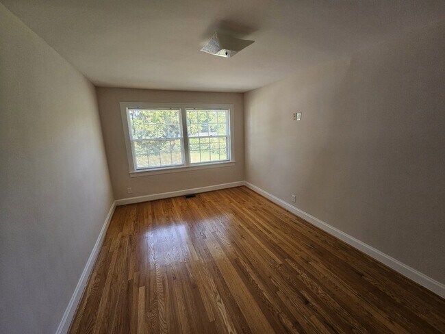 Building Photo - 2502 Woodlawn Dr