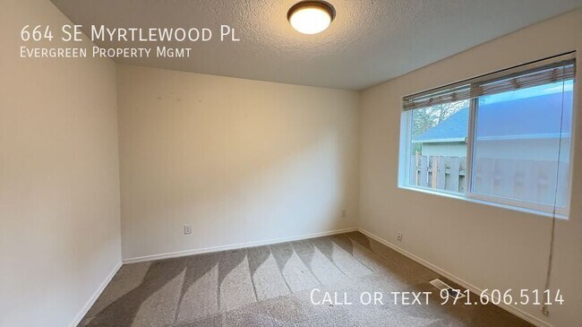 Building Photo - 664 SE Myrtlewood Pl