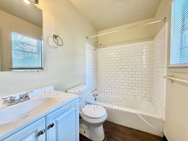 Building Photo - 444 1/2 E Babb Dr
