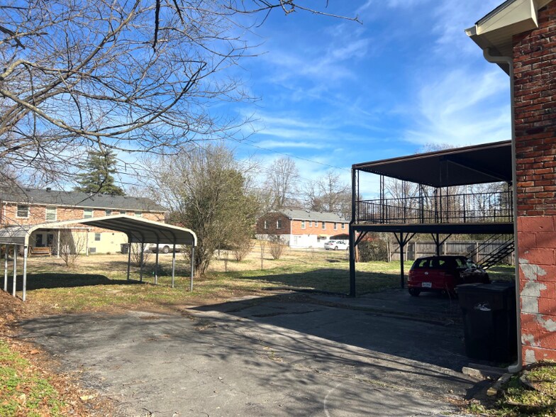 Building Photo - 3004 Sheddan Dr