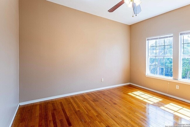 Building Photo - 611 W Ridgewood Ct