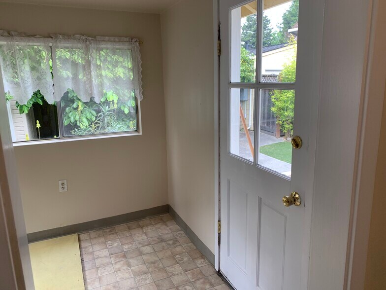 Building Photo - 415 Laurent St