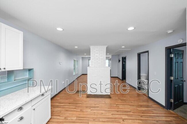 Building Photo - 249 E Hampton Ave
