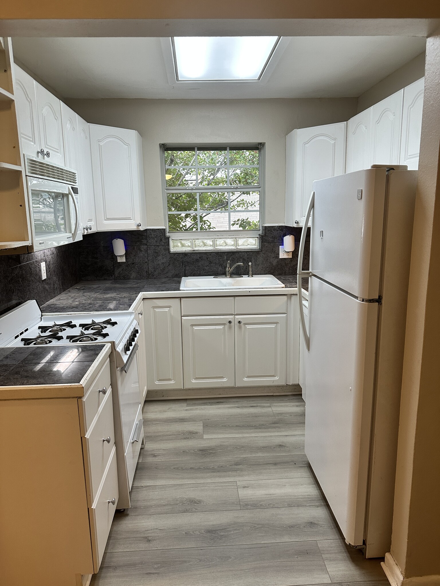 Kitchen - 5718 Penrose Ave