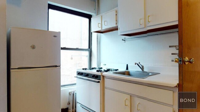 Building Photo - 328 E 14th St