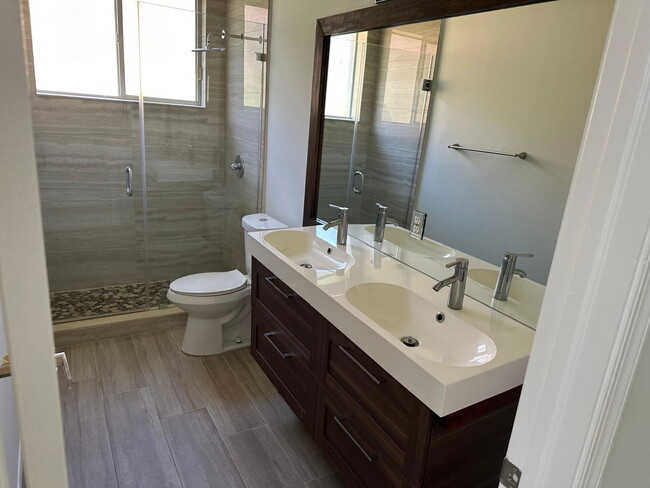 Building Photo - 2903 Oakbrook Dr
