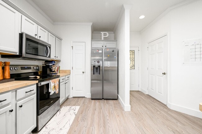 Building Photo - Optimal Location in Northwest Gainesville: South Point Neighborhood Living