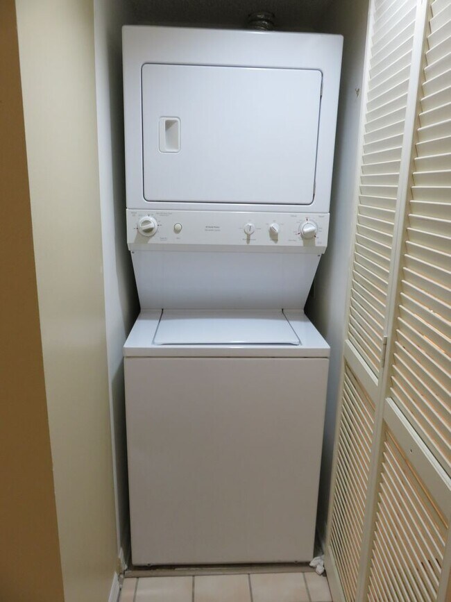 Building Photo - Turnkey 2/2 in a resort community golf and...