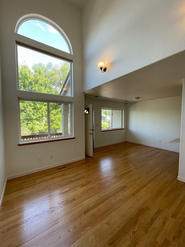 Building Photo - Beautiful 2 BED/3 BATH Louisville Townhome...