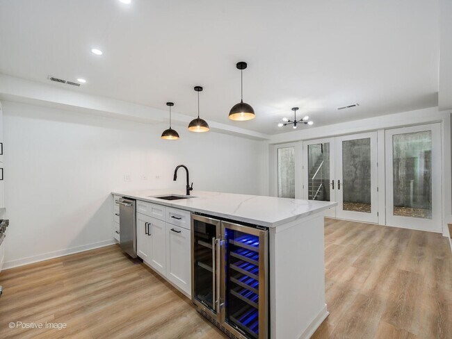 Building Photo - 842 N Wolcott Ave