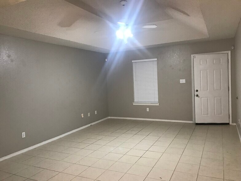 Large Living Room with new paint. - 1801 Lexington Circle