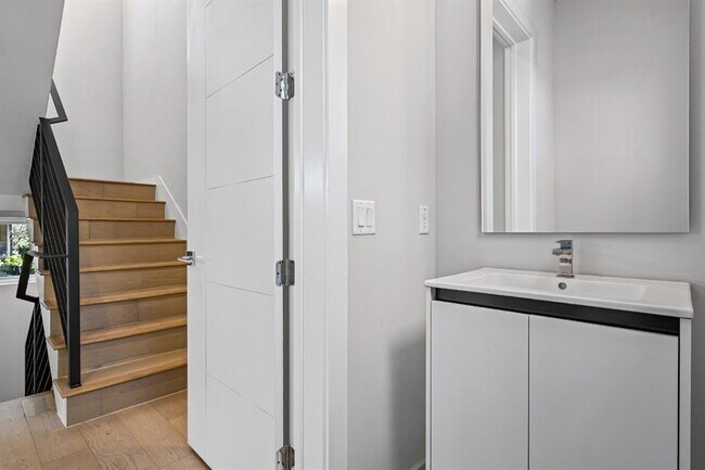 Building Photo - 5605 Sunshine Dr